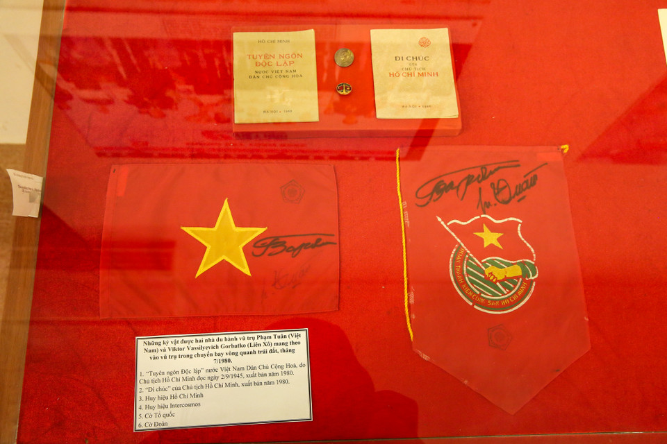 Những kỷ vật được hai nhà du hành vũ trụ Phạm Tuân và Viktor Vasilyevich Gorbatko mang theo vào vũ trụ trong chuyến bay vòng quanh Trái Đất tháng 7/1980. (Ảnh: Minh Sơn/Vietnam+)