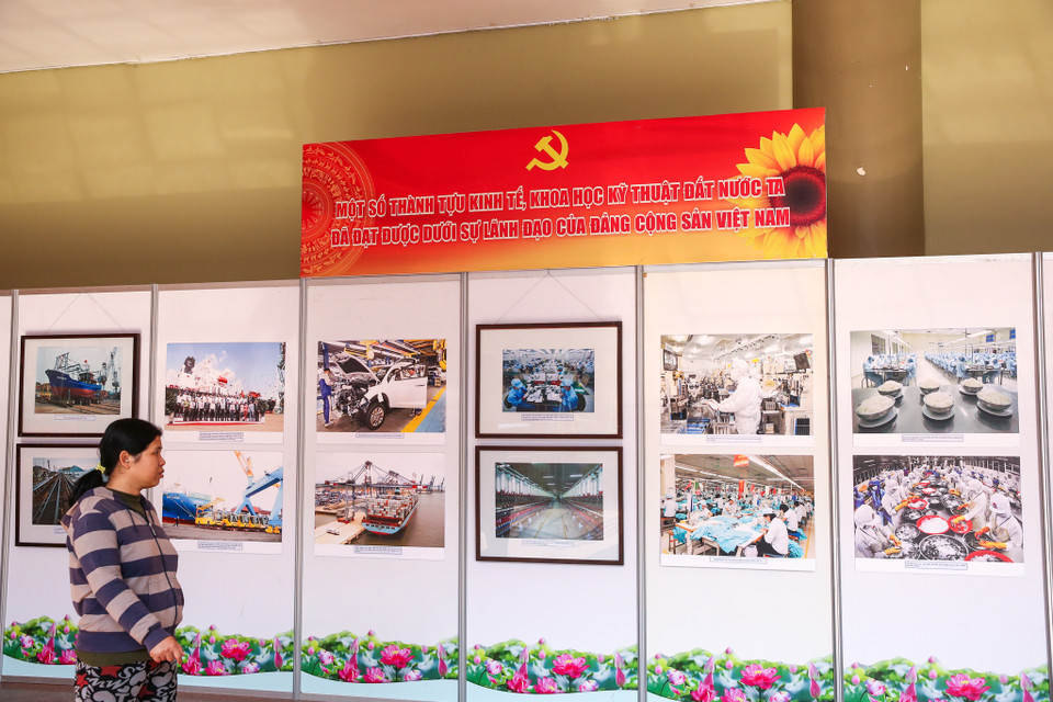 Một phần triển lãm giới thiệu những hình ảnh, tư liệu về quá trình ra đời của Ðảng Cộng sản Việt Nam (3/2/1930), tái hiện sinh động chiều dài 91 năm lịch sử hình thành và phát triển của Ðảng Cộng sản Việt Nam. (Ảnh: Minh Sơn/Vietnam+)