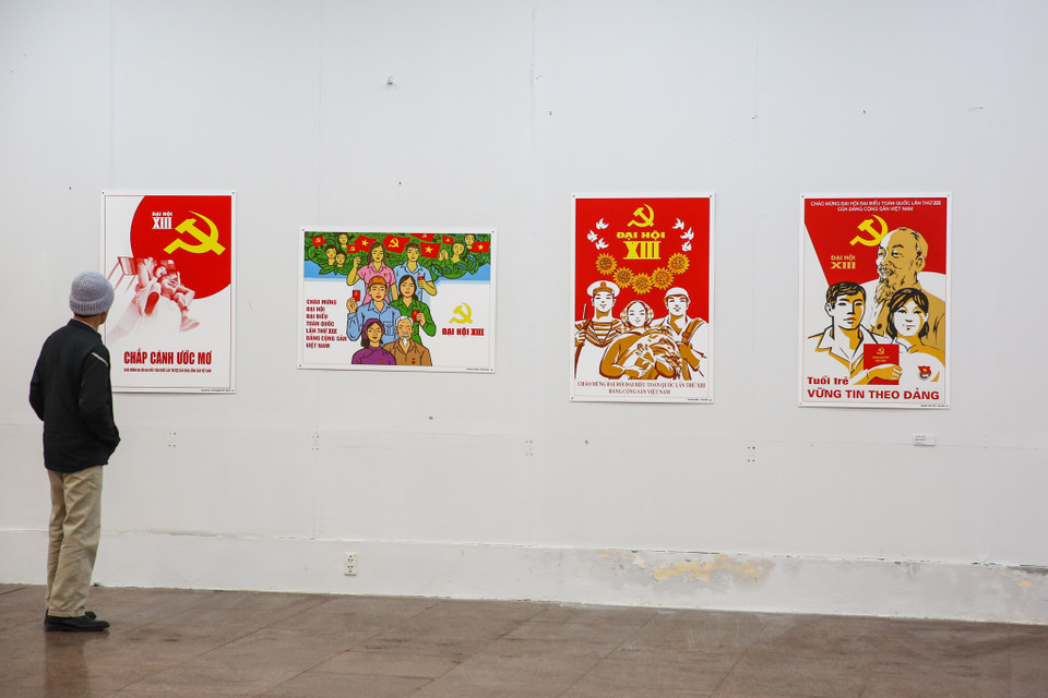 Sự kiện bao gồm nhiều nội dung, gồm: Triển lãm ảnh và tư liệu về Đảng Cộng sản Việt Nam, khu trưng bày những đóng góp của quân đội nhân dân và công an nhân dân trong công cuộc xây dựng và bảo vệ Tổ quốc, khu trưng bày về tuổi trẻ Việt Nam, khu trưng bày tranh cổ động và nhiều hoạt động nghệ thuật khác. (Ảnh: Minh Sơn/Vietnam+)