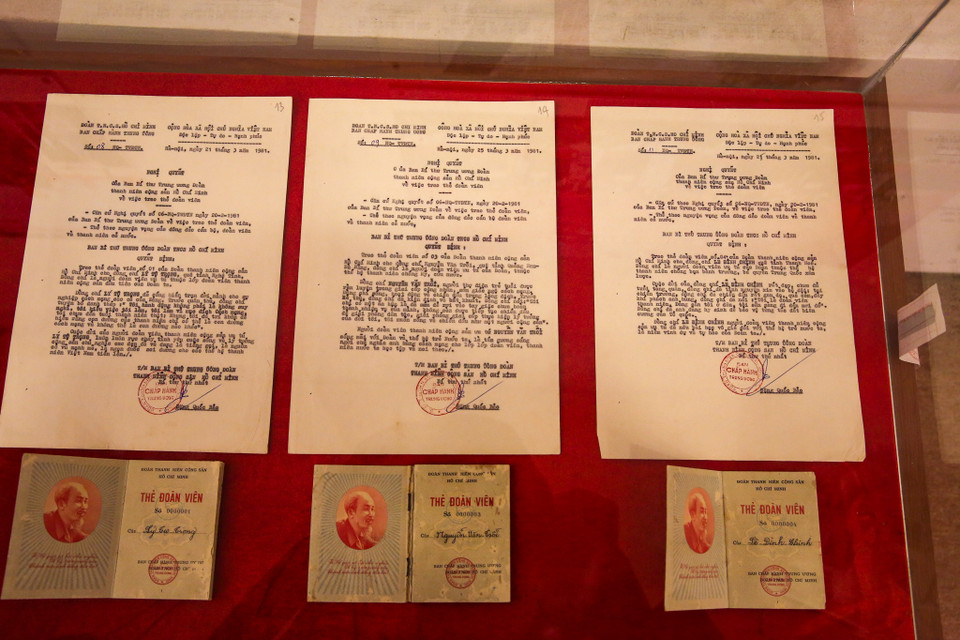Nghị quyết và Thẻ đoàn viên của Anh hùng liệt sỹ Lý Tự Trọng, Nguyễn Văn Trỗi và Lê Đình Chinh được Ban chấp hành Trung ương Đoàn Thanh niên Cộng sản Hồ Chí Minh cấp ngày 21/3/1981. (Ảnh: Minh Sơn/Vietnam+)