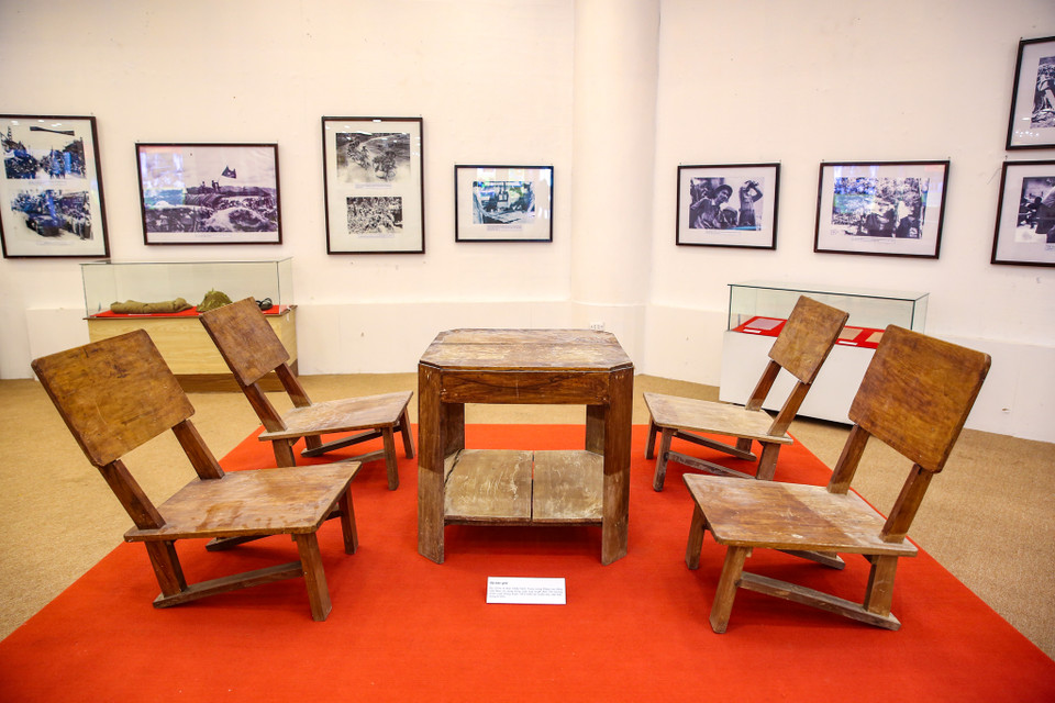 Điểm nhấn trong triển lãm chính là những hiện vật quý giá gắn liền với quá trình hình thành của Đảng Cộng sản Việt Nam. (Ảnh: Minh Sơn/Vietnam+)