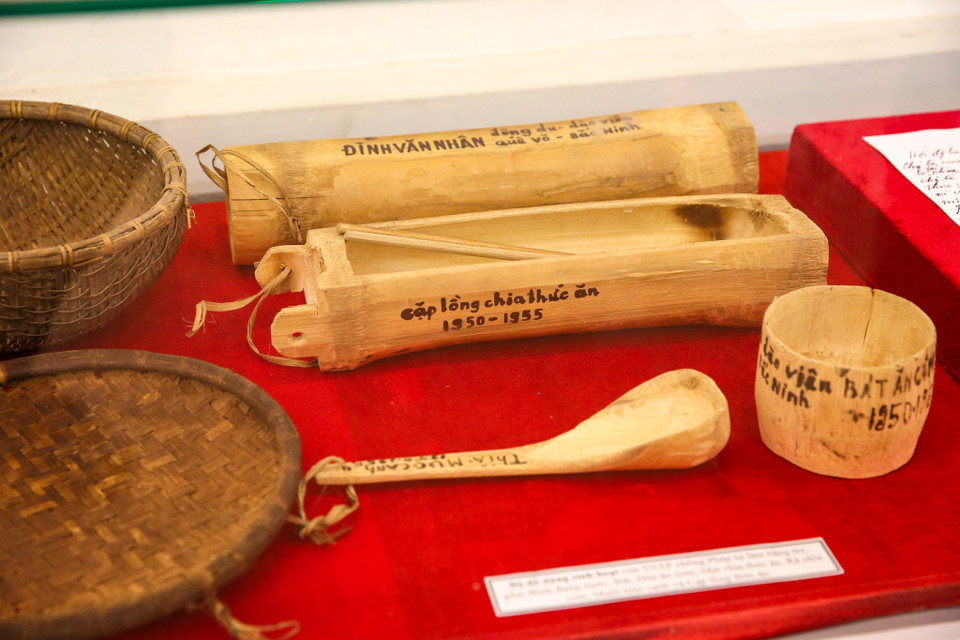 Bộ đồ dùng sinh hoạt của thanh niên xung phong chống Pháp tự làm bằng tre. (Ảnh: Minh Sơn/Vietnam+)