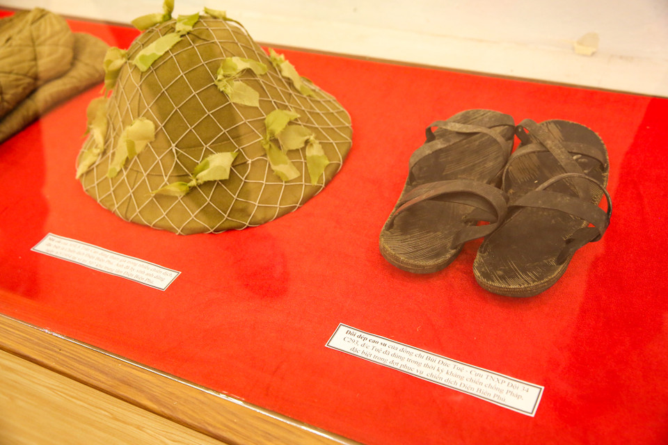 Đôi dép cao su của đồng chí Bùi Đức Tuệ - Cựu thanh niên xung phong Đội 34 C293. Đồng chí Tuệ đã dùng trong thời kỳ kháng chiến chống Pháp, đặc biệt trong chiến dịch Điện Biên Phủ. (Ảnh: Minh Sơn/Vietnam+)