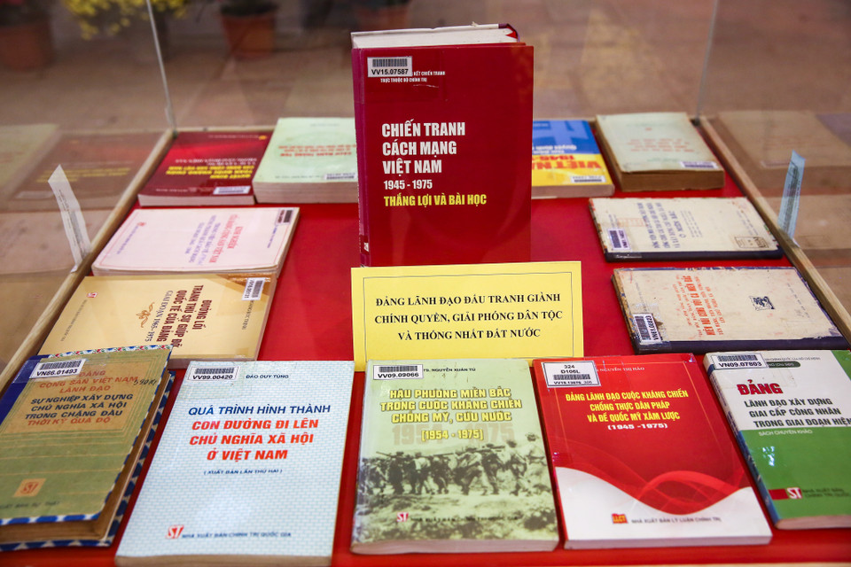Những cuốn sách, được xuất bản trong suốt quá trình hình thành và phát triển của Đảng. (Ảnh: Minh Sơn/Vietnam+)