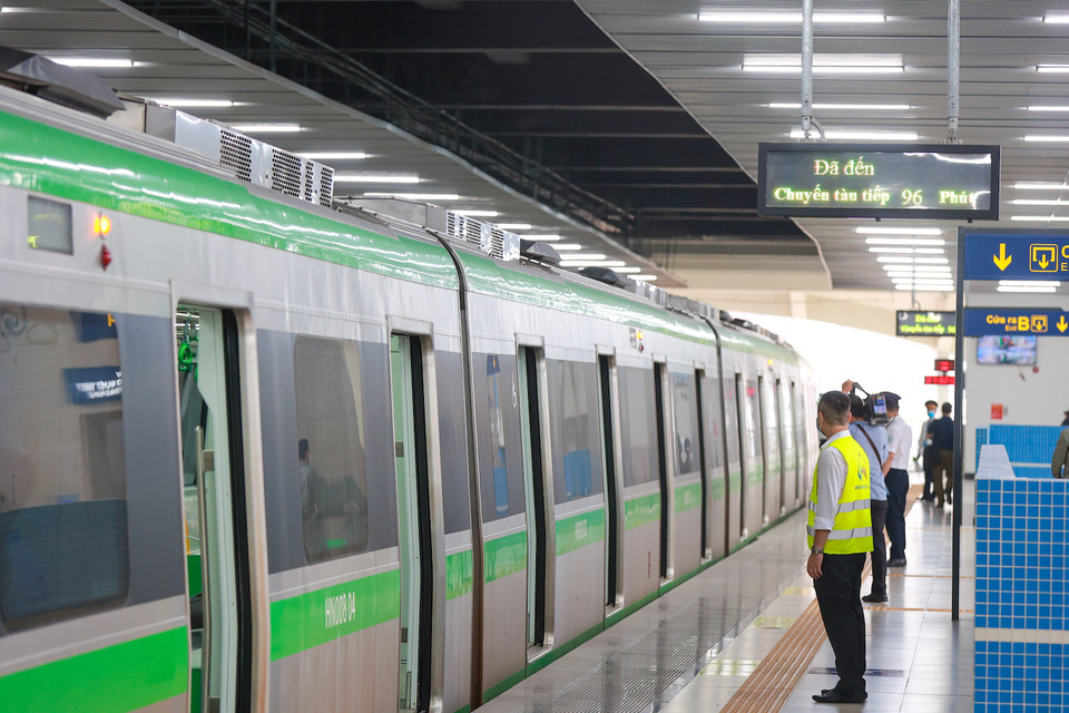 Cụ thể, tại vị trí 12 nhà ga thuộc tuyến đường sắt đô thị Cát Linh-Hà Đông, sẽ bố trí các tuyến xe buýt kết nối ở mức thuận tiện, để hành khách đi lại thuận lợi, trung chuyển từ đường sắt sang xe buýt. (Ảnh: Minh Sơn/Vietnam+)