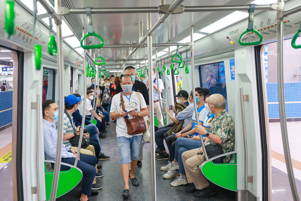 Những hành khách đầu tiên được trải nghiệm hệ thống đường sắt đô thị đầu tiên của Hà Nội. (Ảnh: Minh Sơn/Vietnam+)