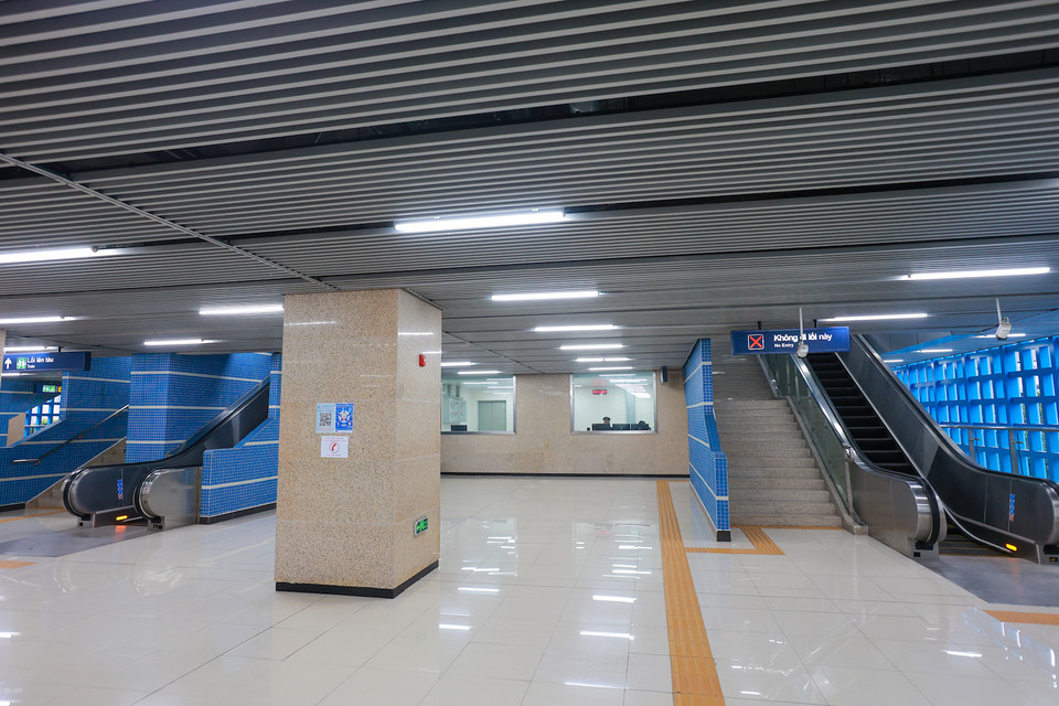 Sảnh chờ khu vực nhà ga Cát Linh rộng rãi đáp ứng nhu cầu đi lại của người dân Thủ đô. (Ảnh: Minh Sơn/Vietnam+)