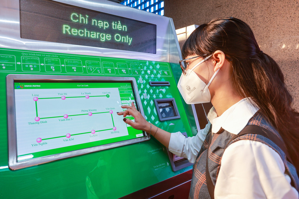 Tại các khu vực nhà ga, hành khách có thể dễ dàng mua vé tại quầy hoặc tự mua vé tại các máy bán vé. (Ảnh: Minh Sơn/Vietnam+)