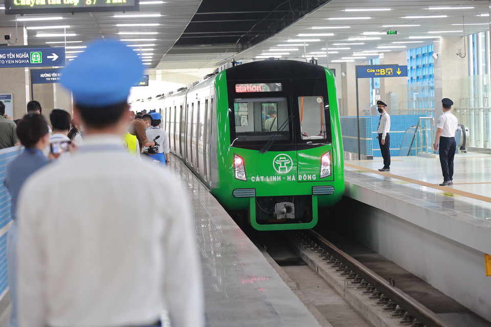 Những hành khách đầu tiên được trải nghiệm hệ thống đường sắt đô thị đầu tiên của Hà Nội. (Ảnh: Minh Sơn/Vietnam+)