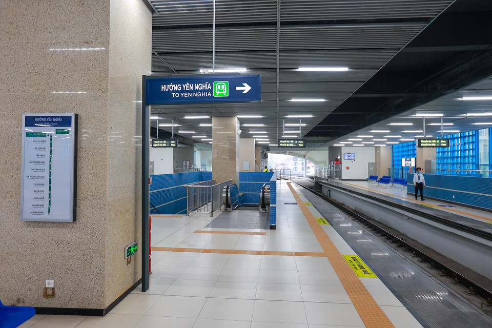 Người lao động tại các văn phòng, công sở, doanh nghiệp ngoài khu công nghiệp mua vé tháng theo hình thức tập thể, được áp dụng mức 140 ngàn đồng/người/tháng. Người có công, người cao tuổi, người khuyết tật, trẻ em dưới 6 tuổi, nhân khẩu thuộc hộ nghèo được miễn vé. (Ảnh: Minh Sơn/Vietnam+)