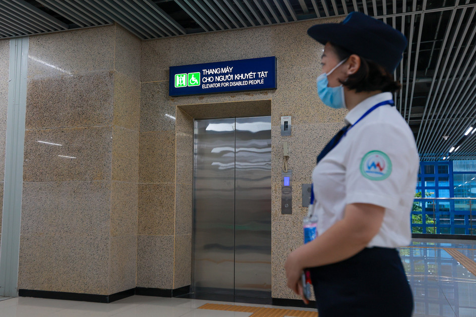 Để đưa tuyến đường sắt Cát Linh-Hà Đông vào khai thác, Công ty Trách nhiệm hữu hạn một thành viên Đường sắt đô thị Hà Nội đảm bảo đội ngũ nhân sự, cấp giấy phép lái tàu cho 36 nhân sự được đào tạo nghiệp vụ tại Trung Quốc và trong nước đủ điều kiện tiêu chuẩn. (Ảnh: Minh Sơn/Vietnam+)