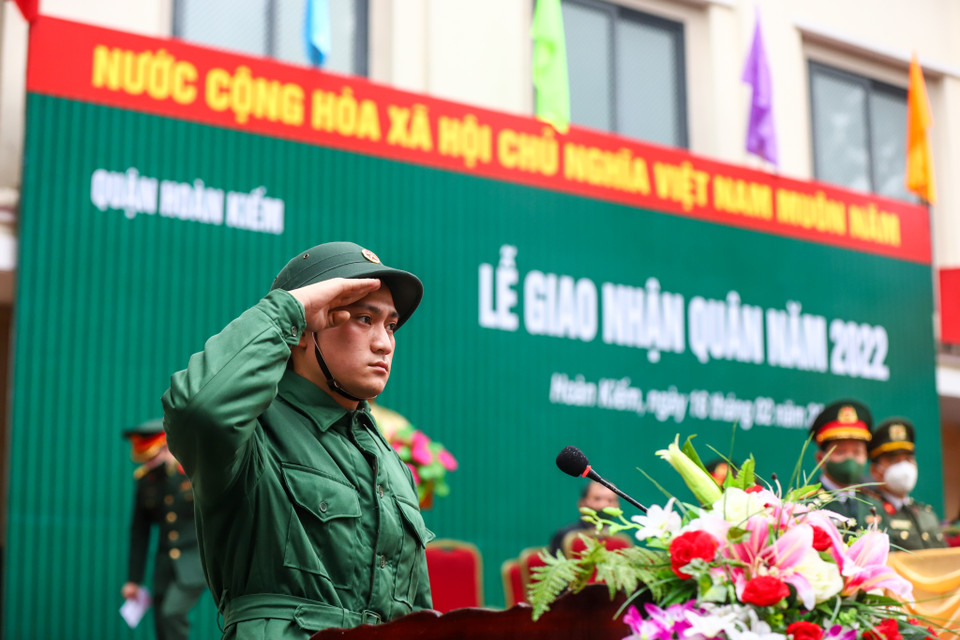 Tân binh Dương Công Minh (22 tuổi), một trong số ít những tân binh tại Thủ đô viết đơn tình nguyện, cho biết bạn cảm thấy rất hào hứng khi lên đường thực hiện nghĩa vụ thiêng liêng của Tổ quốc. (Ảnh: Minh Sơn/Vietnam+)