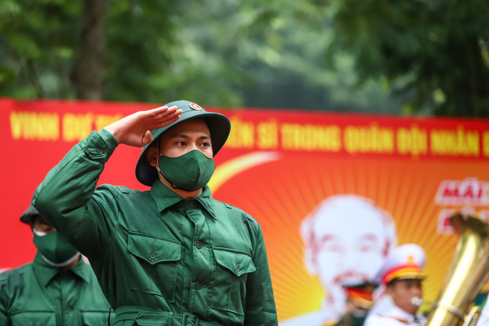 Năm 2022, Hà Nội được giao chỉ tiêu tuyển chọn và gọi nhập ngũ 3.500 công dân. Đến thời điểm hiện tại, có 3.662 thanh niên được nhận lệnh gọi lên đường nhập ngũ, vượt 4,6% so với chỉ tiêu được giao. (Ảnh: Minh Sơn/Vietnam+)