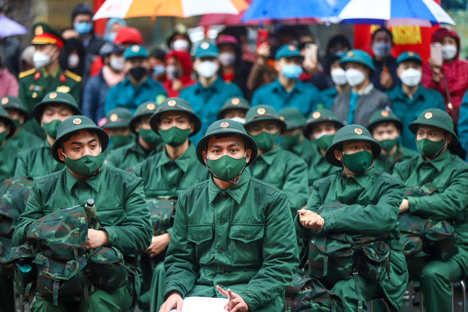 Ghi nhận tại điểm giao quân Quận Hoàn Kiếm (Hà Nội), 68 tân binh đã có mặt từ sớm để sẵn sàng lên đường tòng quân. (Ảnh: Minh Sơn/Vietnam+)