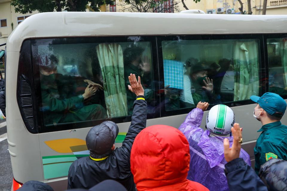 Đúng 8 giờ 30, các tân binh đã bắt đầu di chuyển lên đơn vị nhận quân. (Ảnh: Minh Sơn/Vietnam+)