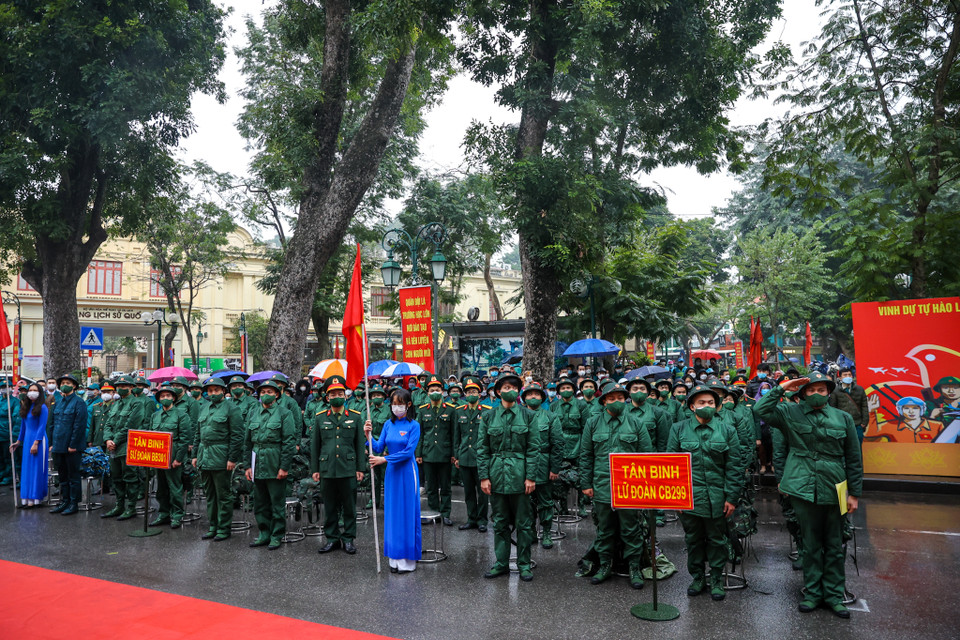 Sáng 16/2, thành phố Hà Nội đã diễn ra lễ giao nhận tân binh lên đường nhập ngũ tại 30 quận, huyện, thị xã. (Ảnh: Minh Sơn/Vietnam+)