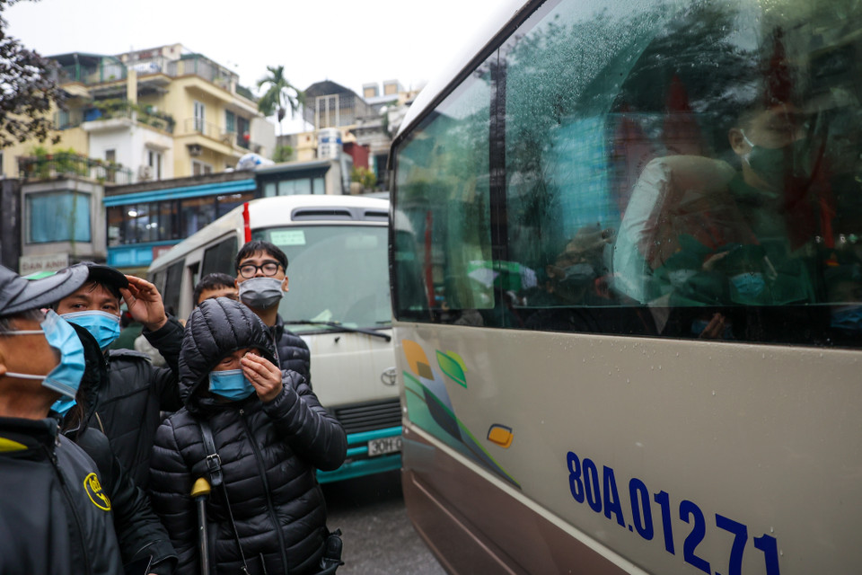 Nhiều người thân bật khóc khi chia tay con em mình lên đường nhập ngũ. (Ảnh: Minh Sơn/Vietnam+)
