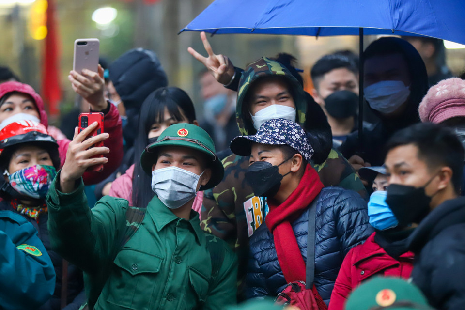 Nhiều tân binh tranh thủ dịp này ghi lại những khoảnh khắc đặc biệt cùng với gia đình, bạn bè. (Ảnh: Minh Sơn/Vietnam+)