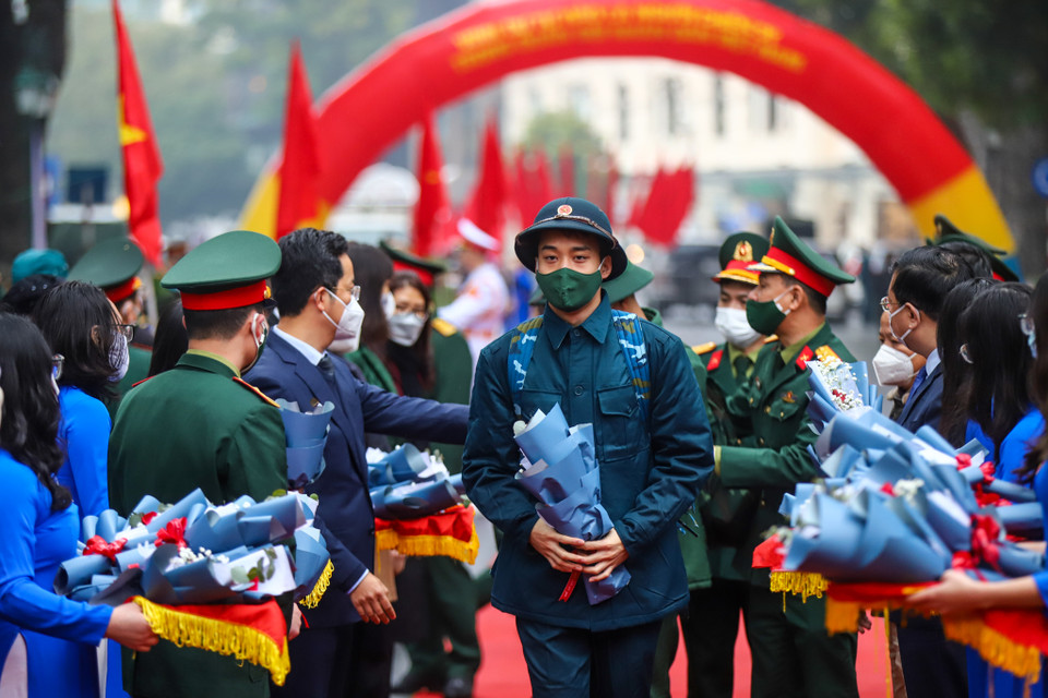 Năm 2022, quận Hoàn Kiếm được thành phố giao chỉ tiêu 68 công dân, trong đó 50 công dân nhập ngũ quân đội và 18 thanh niên tham gia nghĩa vụ công an nhân dân. Hiện số công dân này đã sẵn sàng lên đường thực hiện nghĩa vụ bảo vệ Tổ quốc. (Ảnh: Minh Sơn/Vietnam+)