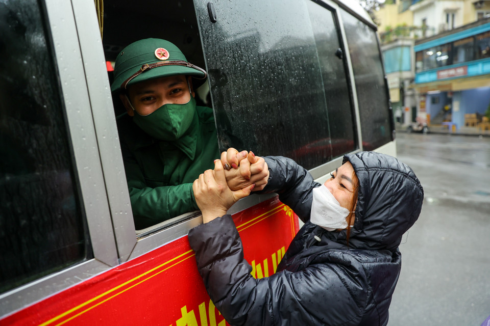 Những cái ôm, cái nắm tay thật chặt của người thân khiến những tân binh bịn rịn trong buổi chia tay lên đường nhập ngũ. (Ảnh: Minh Sơn/Vietnam+)