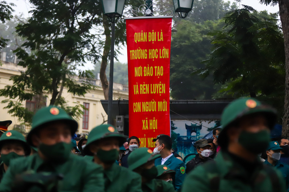 Lễ giao nhận quân năm nay diễn ra trong điều kiện dịch bệnh COVID-19 diễn biến phức tạp, các địa phương ở Hà Nội đều chuẩn bị các phương án cụ thể để phòng chống dịch. (Ảnh: Minh Sơn/Vietnam+)