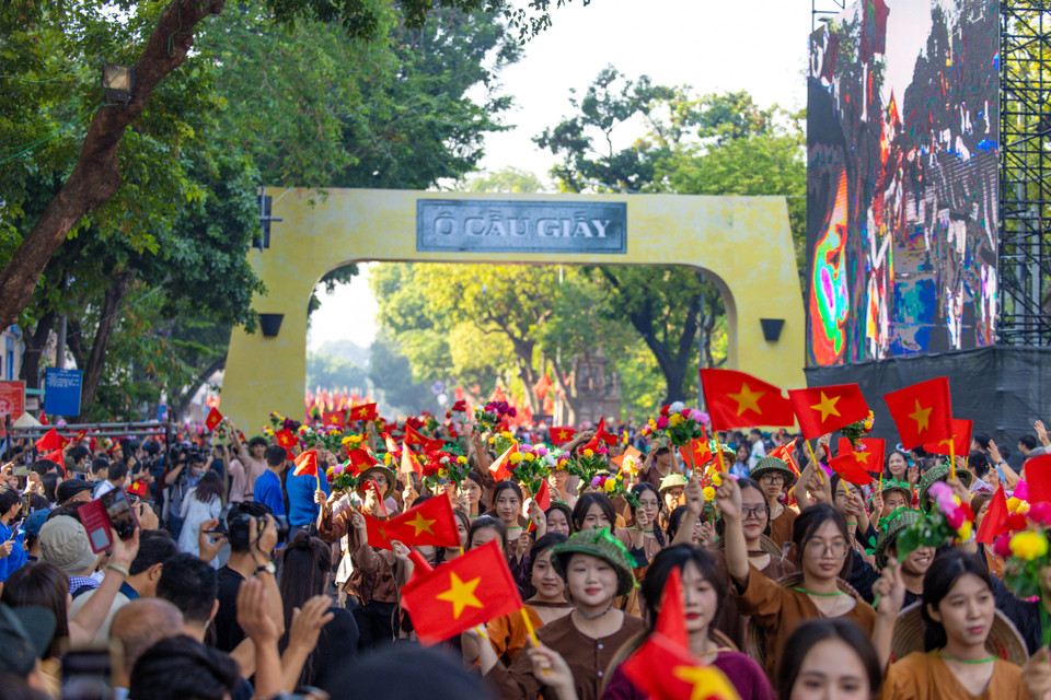 Trong sáng nay, có hơn 8.000 người đại diện cho các tầng lớp nhân dân Thủ đô đã tham gia cho màn trình diễn đầy hào hùng này. (Ảnh: Minh Sơn/Vietnam+)