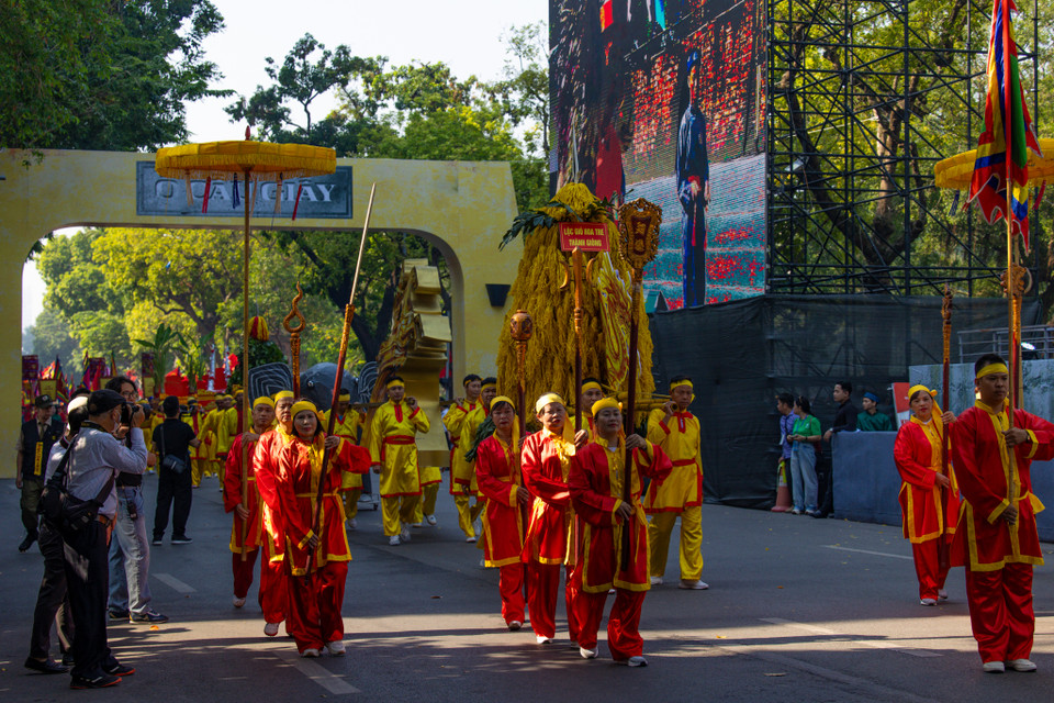 Những loại hình nghệ thuật như ca trù, múa rối nước, hát xẩm… và các di sản tín ngưỡng như tín ngưỡng thờ Tản Viên Sơn Thánh, Hai Bà Trưng, Thánh Gióng mang lại một cái nhìn sâu sắc về các giá trị văn hóa trường tồn của Thủ đô Hà Nội. (Ảnh: Minh Sơn/Vietnam+)