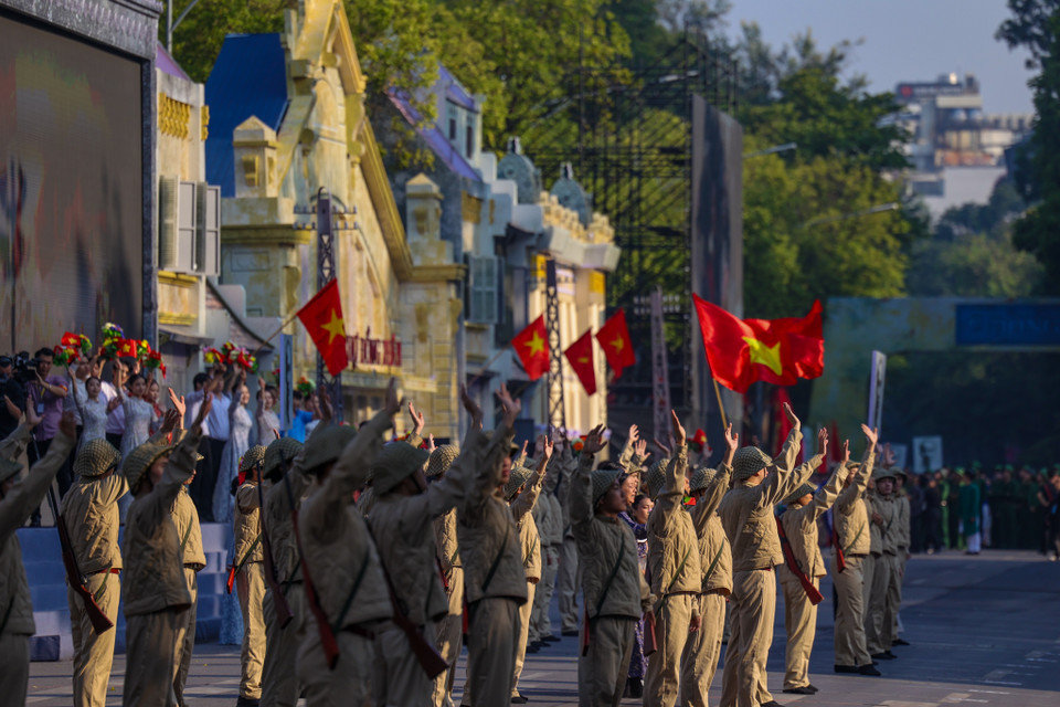 Hình ảnh cờ hoa tưng bừng trong không khí ngày hội lớn với sự đoàn quân tiếp quản Thủ đô năm 1954. (Ảnh: Minh Sơn/Vietnam+)