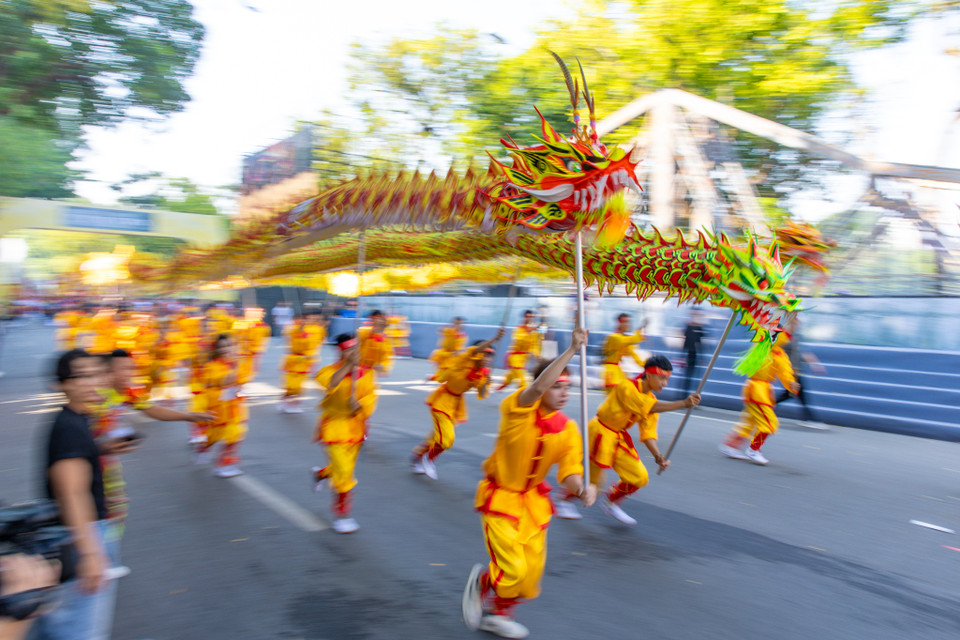 Các nghệ nhân, nhân dân trình diễn di sản văn hóa phi vật thể cùng các loại hình nghệ thuật dân gian như múa sênh tiền, múa Bài Bông, Ải Lao, múa rồng Giảo Long, chèo tàu Tổng Gối. (Ảnh: Minh Sơn/Vietnam+)