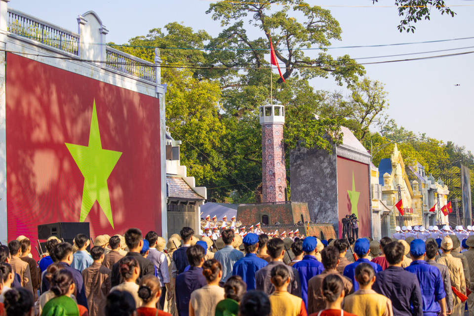 Lễ chào cờ đặc biệt, tái hiện buổi lễ chào cờ đầu tiên tại Hà Nội vào ngày 10/10/1954 sau khi Thủ đô được giải phóng. (Ảnh: Minh Sơn/Vietnam+)