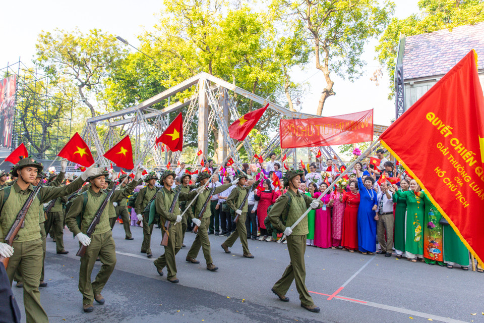 Tái hiện sống động về hình ảnh đoàn quân tiến về Hà Nội trong thời khắc lịch sử ngày 10/10/1954, khi quân đội Việt Nam tiếp quản Thủ đô, đánh dấu sự kết thúc ách đô hộ thực dân. (Ảnh: Minh Sơn/Vietnam+)