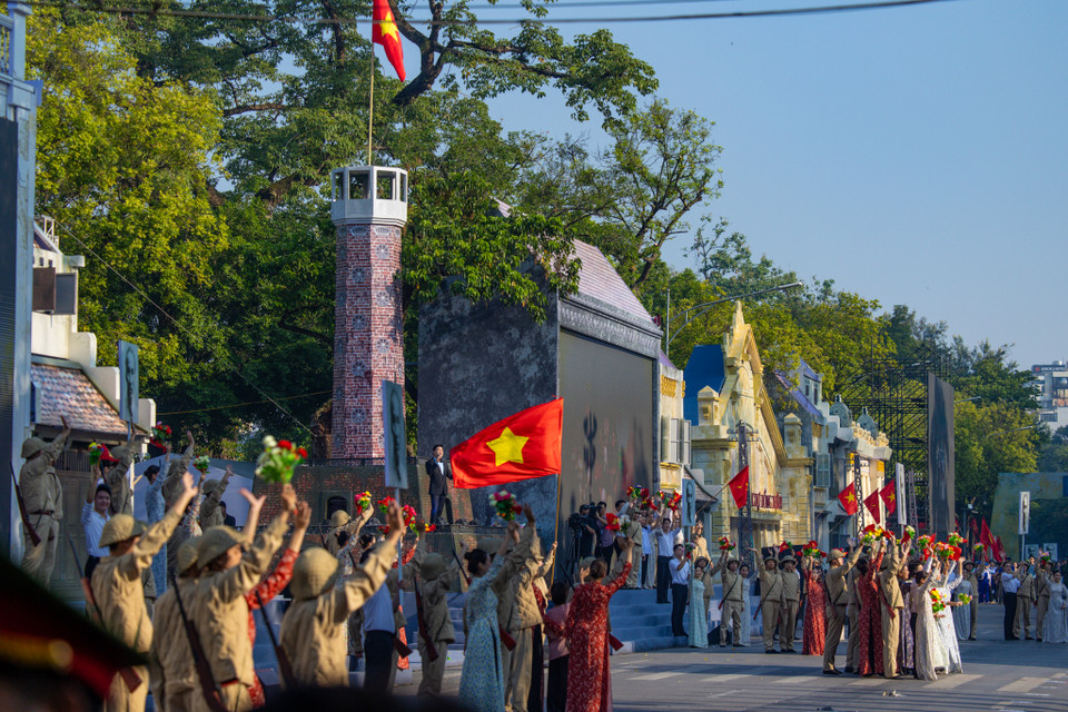 “Ngày hội văn hóa vì hòa bình” cũng là nơi quy tụ giao lưu lớn nhất giữa các nghệ nhân, nghệ sĩ và nhân dân đại diện cho 30 quận, huyện, thị xã của Thủ đô. Chương trình được chia làm ba phần chính: Ký ức Hà Nội; Dòng chảy di sản; Hà Nội: Thành phố vì hòa bình, thành phố sáng tạo. (Ảnh: Minh Sơn/Vietnam+)