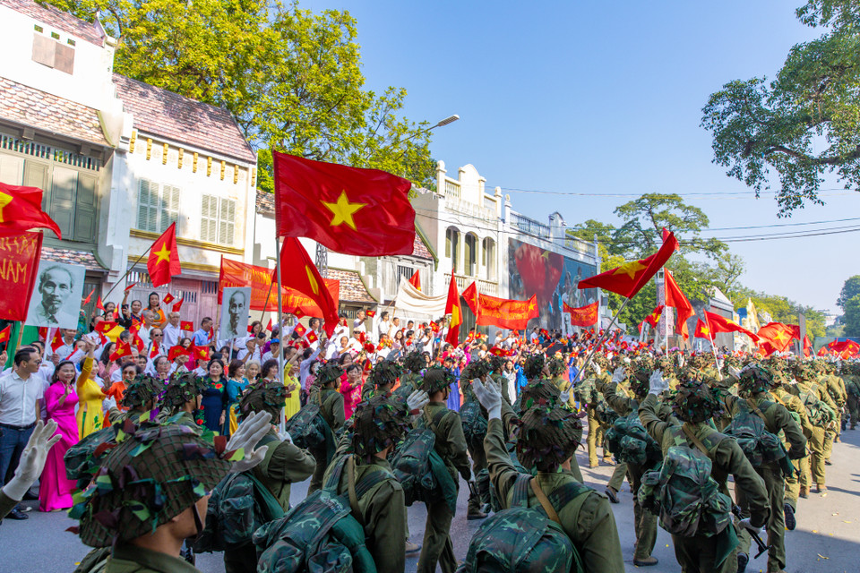 Chương trình mang ý nghĩa sâu sắc trong việc tôn vinh giá trị lịch sử của Ngày Giải phóng Thủ đô, đồng thời nhìn lại 25 năm Hà Nội đón nhận danh hiệu “Thành phố vì hòa bình” từ UNESCO, khẳng định những nỗ lực không ngừng của thành phố trong việc giữ gìn và phát huy các giá trị văn hóa, lịch sử, đồng thời xây dựng một Thủ đô ngày càng văn minh, hiện đại, hội nhập. (Ảnh: Minh Sơn/Vietnam+)