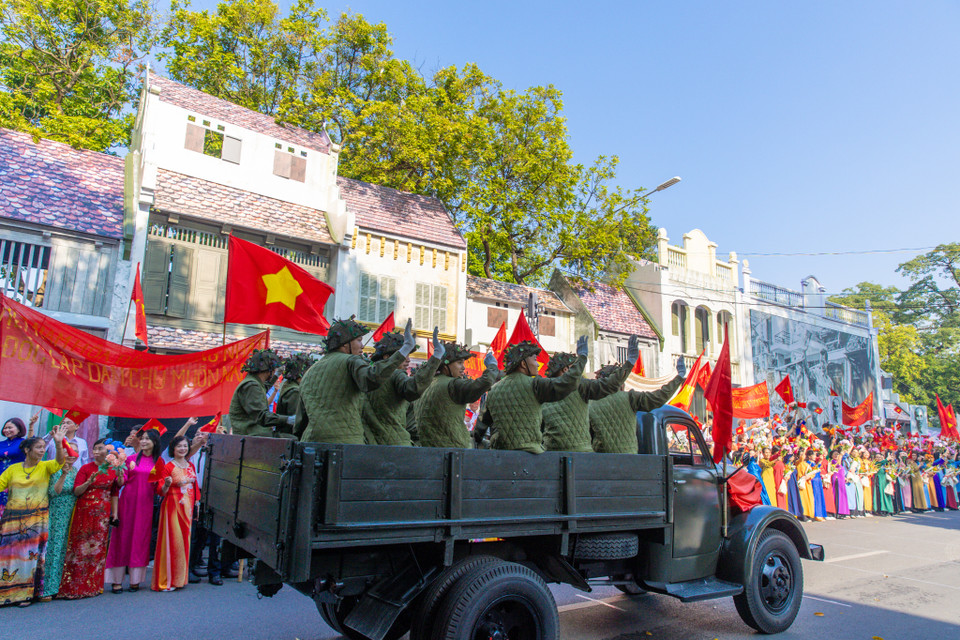 Hình ảnh những đoàn quân tiến vào Thủ đô được tái hiện sinh động và hào hùng. (Ảnh: Minh Sơn/Vietnam+)