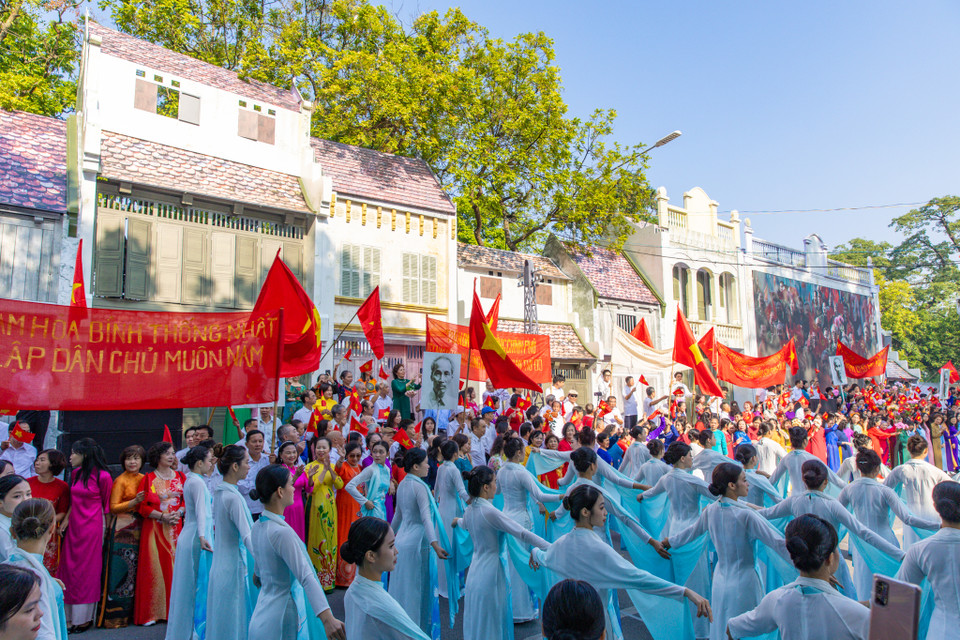 Chương trình nhằm giới thiệu, quảng bá những nét đẹp, sự giàu có của văn hóa Thăng Long Hà Nội, với nhiều màn trình diễn, diễu hành được chuẩn bị công phu. (Ảnh: Minh Sơn/Vietnam+)