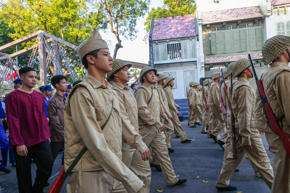 Chương trình tạo ra một không gian văn hóa lịch sử độc đáo, làm sống lại những khoảnh khắc lịch sử hào hùng của Hà Nội trong suốt chiều dài 70 năm từ Ngày Giải phóng Thủ đô. (Ảnh: Minh Sơn/Vietnam+)