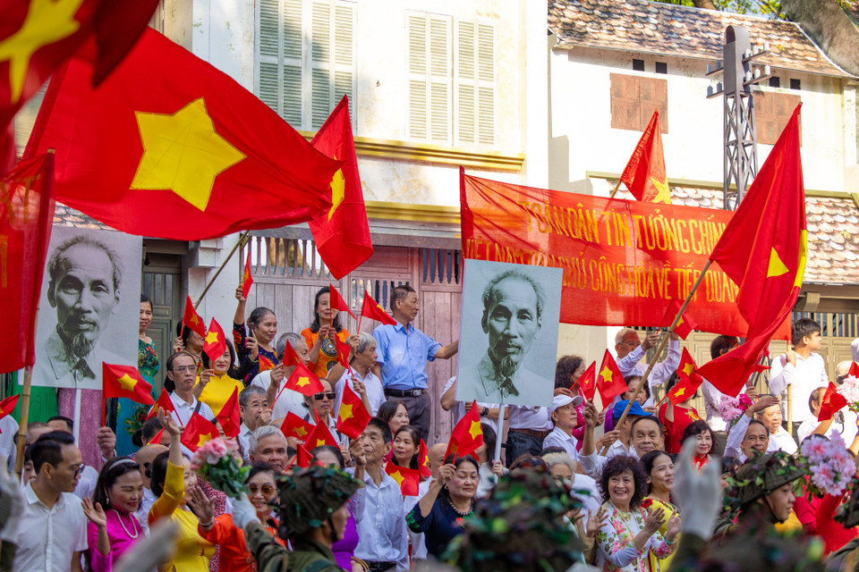 Khoảnh khắc hào hùng này được tái hiện bằng những màn biểu diễn thực cảnh quy mô lớn, với sự tham gia của gần 1.000 chiến sĩ cùng hàng trăm nghệ sĩ, diễn viên múa. (Ảnh: Minh Sơn/Vietnam+)