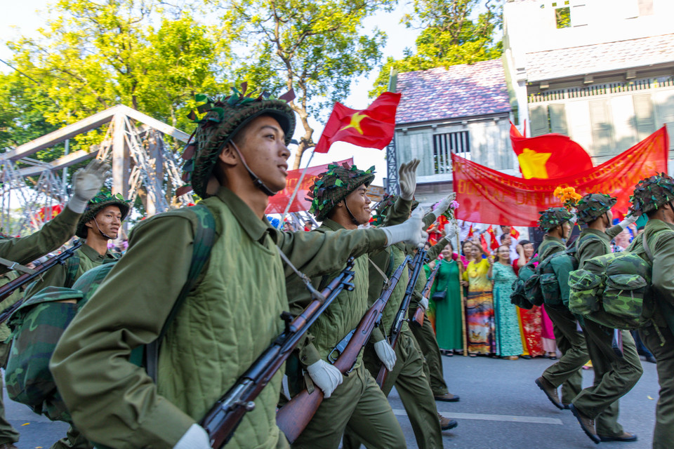 Sân khấu chính được dàn dựng công phu, tái hiện những ngày đêm chiến đấu trong lòng Hà Nội là bản hùng ca mở đầu cuộc kháng chiến chống thực dân Pháp của dân tộc. (Ảnh: Minh Sơn/Vietnam+)
