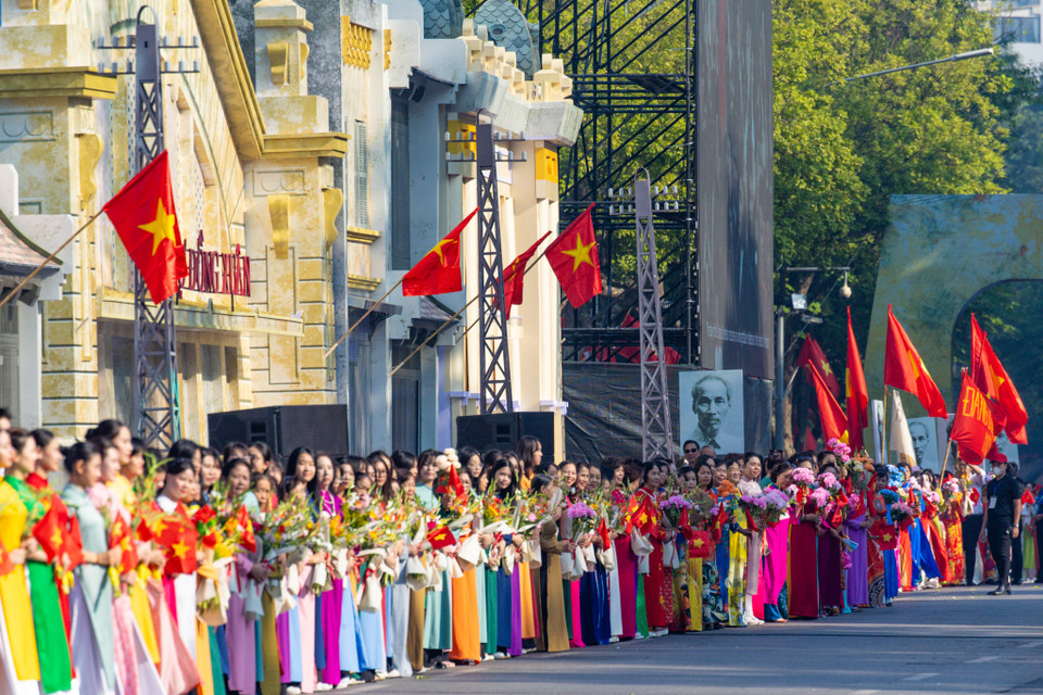 Sáng 6/10, tại không gian đi bộ hồ Gươm (quận Hoàn Kiếm) đã diễn ra chương trình "Ngày hội văn hóa vì hòa bình," kỷ niệm 70 năm Ngày Giải phóng Thủ đô (10/10/1954 - 10/10/2024) và 25 năm Hà Nội được UNESCO trao tặng danh hiệu “Thành phố vì hòa bình” (16/7/1999 - 16/7/2024). (Ảnh: Minh Sơn/Vietnam+)