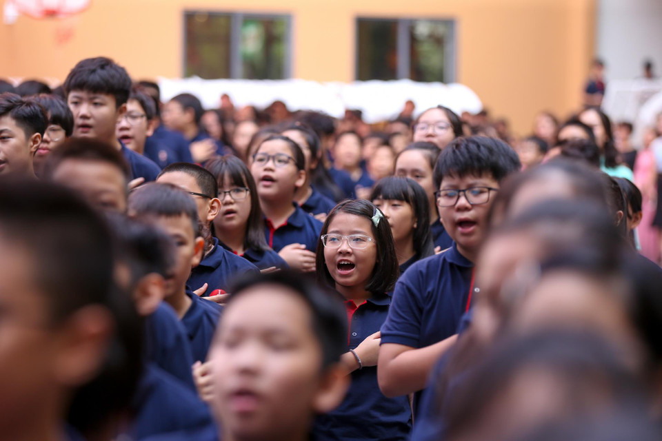 'Thả bóng bay lên trời: Bay cao ước mơ của các học sinh - Giết ước mơ của bao chú chim và rùa biển' là lời kêu gọi hết sức ý nghĩa trong bức thử của em Nguyễn Nguyệt Linh. (Ảnh: Minh Sơn/Vietnam+)