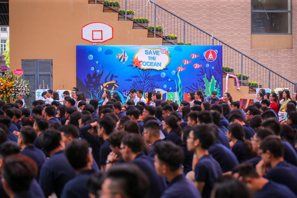 Buổi lễ khai giảng tại đây cũng mang một cái tên rất đặc biệt 'Nguyệt Linh', một học sinh vừa bước vào lớp 6 Trường Marie Curie đã gửi thư cho 40 trường phổ thông vào cuối tháng 7/2019 kêu gọi không thả bóng bay trong ngày tựu trường. (Ảnh: Minh Sơn/Vietnam+)