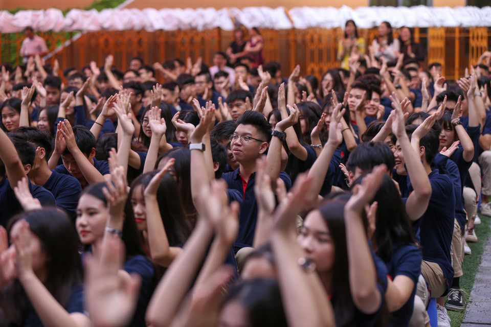 Tuy nhiên khai giảng năm học 2019-2020, ngôi trường Marie Curie chỉ sử dụng cờ hoa và không có tiết mục thả bóng bay như thường lệ. (Ảnh: Minh Sơn/Vietnam+)