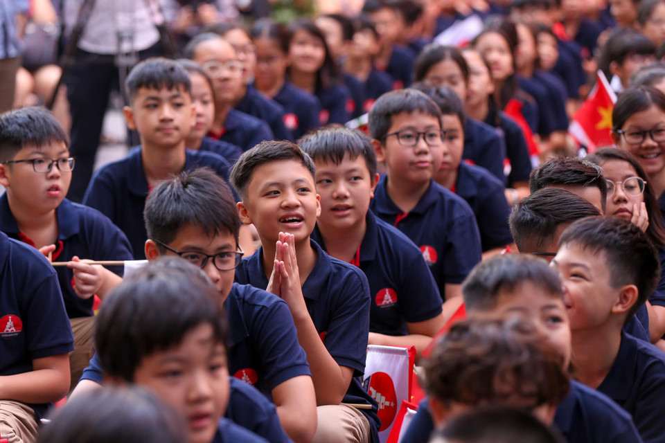 Thả bóng bay là một hoạt động quen thuộc diễn ra trong ngày khai giảng mỗi năm ở hầu hết các trường. Hàng trăm quả bóng rực rỡ sắc màu sẽ được thả lên trời mang ý nghĩa về những ước mơ của học sinh được bay cao, bay xa. (Ảnh: Minh Sơn/Vietnam+)