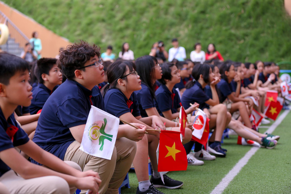 Cũng trong buổi lễ khai giảng, thầy hiệu trưởng Nguyễn Xuân Khang cùng với tất cả thầy cô, học sinh và phụ huynh đã cam kết không dùng nilon bọc sách vở, sử dụng túi đựng rác sinh học tự phân hủy, sử dụng cốc giấy, ống hút giấy thay cho đồ nhựa, phụ huynh không đốt vàng mã,... (Ảnh: Minh Sơn/Vietnam+)