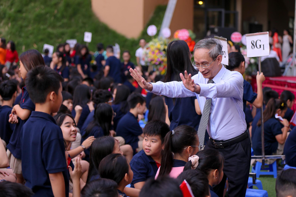 Thầy Nguyễn Xuân Khang, hiệu trưởng nhà trường cho biết trường tổ chức Lễ Khai giảng với nội dung được xây dựng với thông điệp chung tay bảo vệ môi trường nên không có các chùm bóng bay, các tiết mục được chuẩn bị trình diễn tại "ngày hội đến trường" cũng mang ý nghĩa giữ gìn môi trường. (Ảnh: Minh Sơn/Vietnam+)