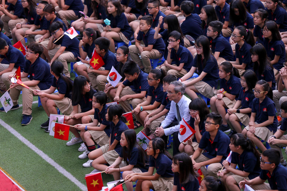 Thay cho phần 'thả bóng bay', nhà trường sẽ tổ chức lễ khai giảng một cách trang nghiêm, ngắn gọn với các tiết mục chào cờ, đọc thư của Chủ tịch nước, đánh trống khai giảng và truyền tải các thông điệp bảo vệ môi trường. (Ảnh: Minh Sơn/Vietnam+)