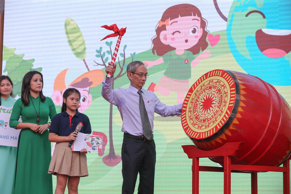 'Năm nay chính học trò truyền cảm hứng cho tôi và mọi người. Bức thư của em Nguyệt Linh đã làm cho tôi thực sự xúc động, từ đó hơn một tháng nay niềm cảm hứng đó đã lan tỏa đến các thầy cô giáo và cha mẹ học sinh trong việc ý thức bảo vệ môi trường,' thầy Nguyễn Xuân Khang chia sẻ trong buổi lễ khai giảng đặc biệt này. (Ảnh: Minh Sơn/Vietnam+)