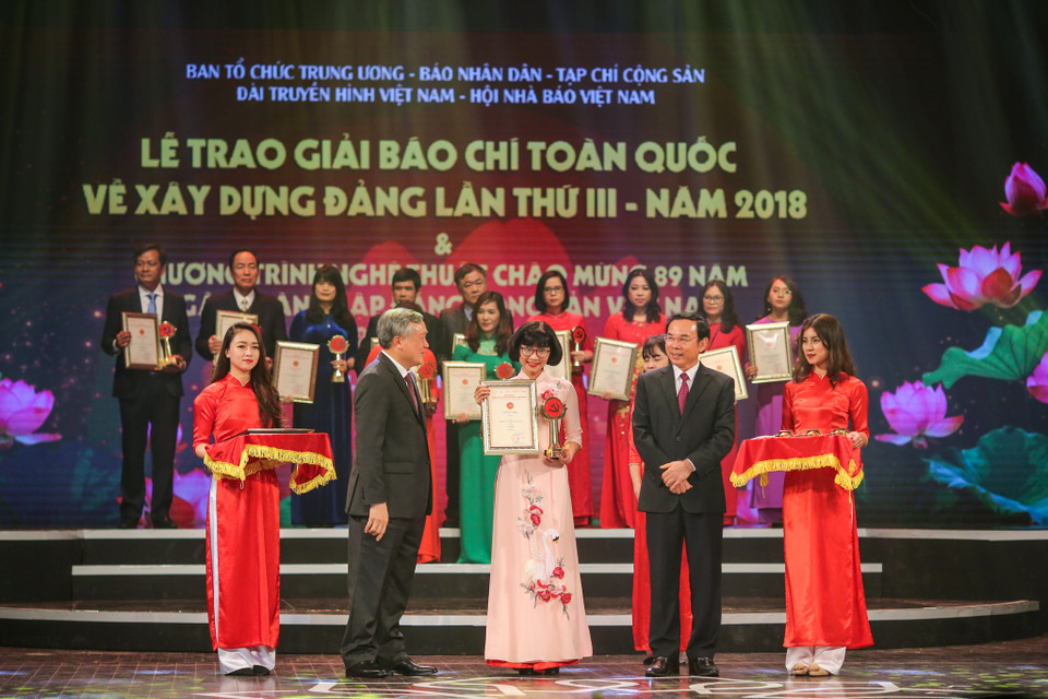 Giải C được trao cho tác phẩm 'Thiếu cán bộ dù năm nào cũng quy hoạch' của nhóm tác giả: Văn Thị Ngọc Ánh, Nguyễn Ngọc Vân Giang, Nguyễn Minh Tuấn thuộc Trung tâm truyền hình Thông tấn. (Ảnh: Minh Sơn/Vietnam+)