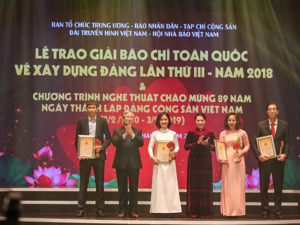 Giải A Búa liềm vàng đã được trao cho 4 tác giả, nhóm tác giả với các tác phẩm xuất sắc nhất. (Ảnh: Minh Sơn/Vietnam+)