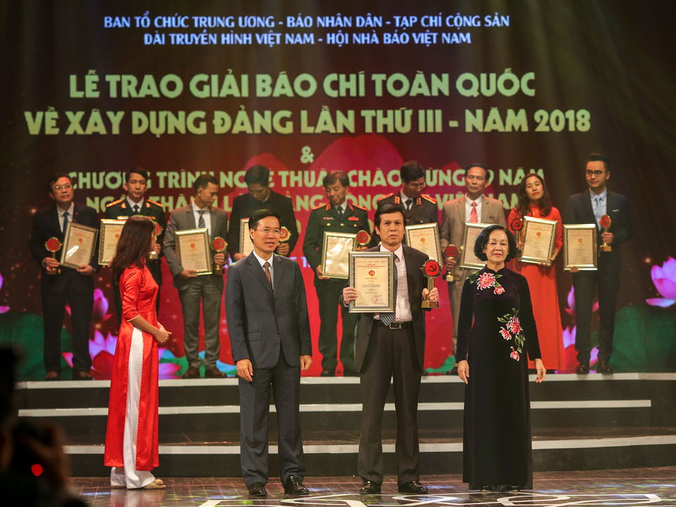 Tối 25/1, lễ công bố và trao giải báo chí toàn quốc về xây dựng Đảng mang tên Búa liềm vàng lần thứ 3 năm 2018 đã diễn ra tại Nhà hát lớn Hà Nội. (Ảnh: Minh Sơn/Vietnam+)